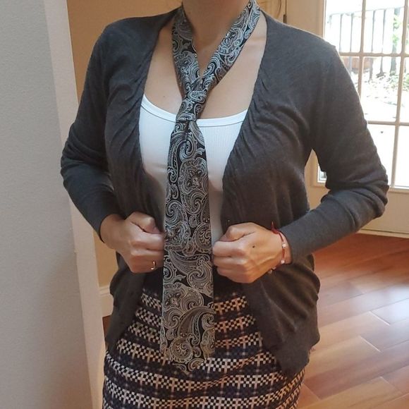 LOFT L/S Grey Gathered V Neck Pearl Button Cardi - Picture 5 of 10